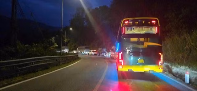 Vụ tai nạn khiến đèo Bảo Lộc bị ách tắc giao thông. ẢNH: L.V