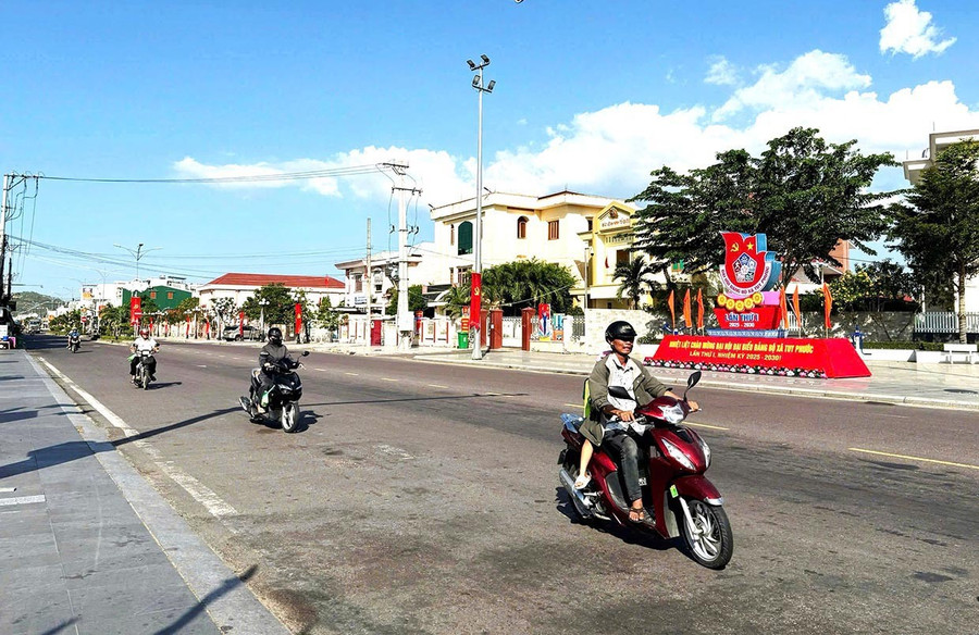 Trung tâm xã Tuy Phước được trang trí rực rỡ chào mừng Đại hội đại biểu Đảng bộ xã lần thứ I, nhiệm kỳ 2025 - 2030. Ảnh: N.H bao-giay-4-2.jpg