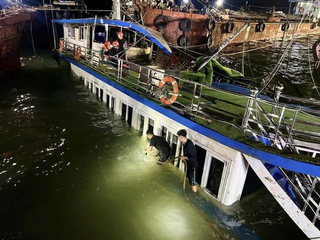 Tàu Vịnh Xanh 58 được lai dắt vào bờ. ẢNH: L.N.H/Nguồn TNO tau-vinhh-xanh.jpg