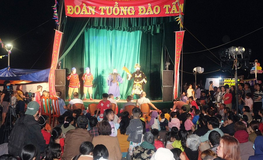Đoàn tuồng Đào Tấn lưu diễn tại làng biển Nhơn Hải (phường Quy Nhơn Đông). Ảnh: Ngọc Nhuận 1bg-6831.jpg