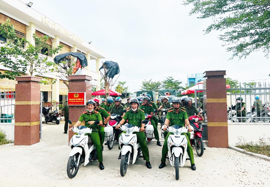 Công an xã Tuy Phước Bắc ra quân thực hiện đợt cao điểm tấn công, trấn áp tội phạm. Ảnh: ĐVCC chot8-3.jpg