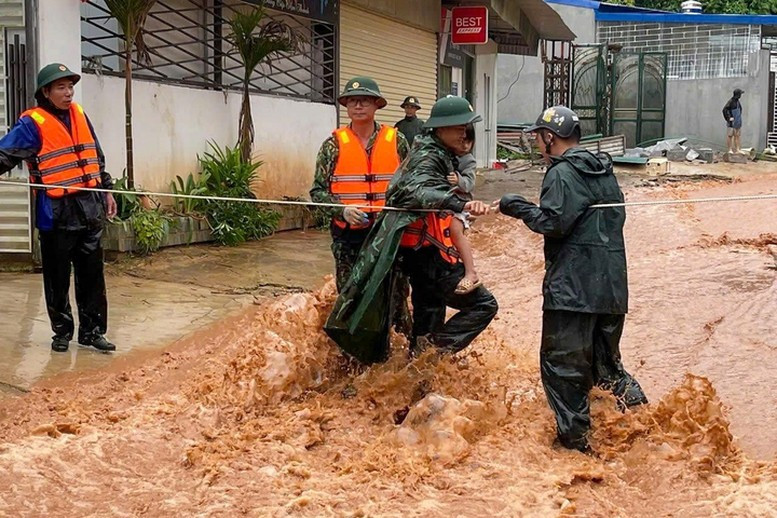 Lực lượng chức năng đưa người dân ra khỏi vùng nguy hiểm. Ảnh nguồn VGP 2.jpg