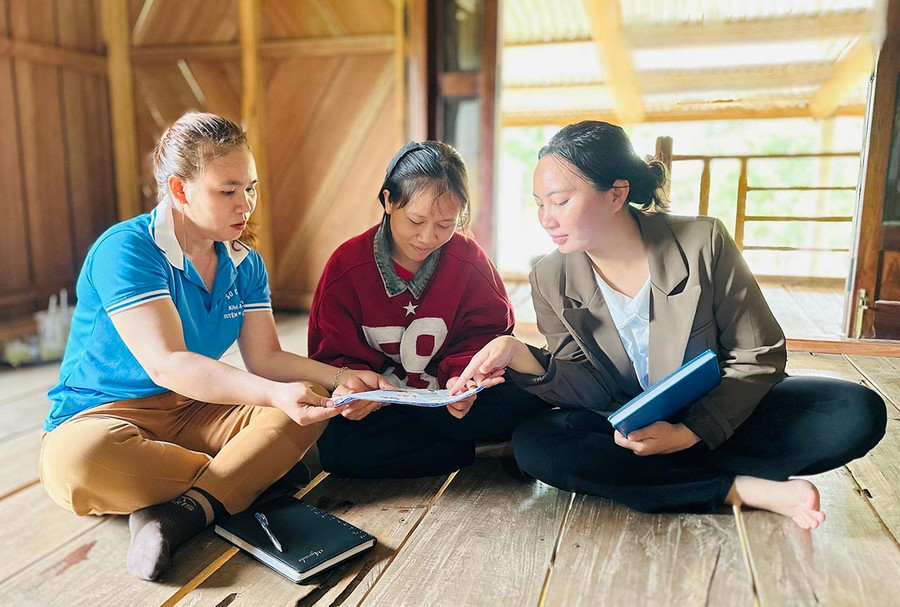 Chị Đinh Thị Thúy (bìa trái) tuyên truyền phòng chống tảo hôn cho học sinh trong làng. Ảnh: Triều Châu Chị Đinh Thị Thúy (bìa trái) tuyên truyền phòng chống tảo hôn cho học sinh trong làng. Ảnh: Triều Châu