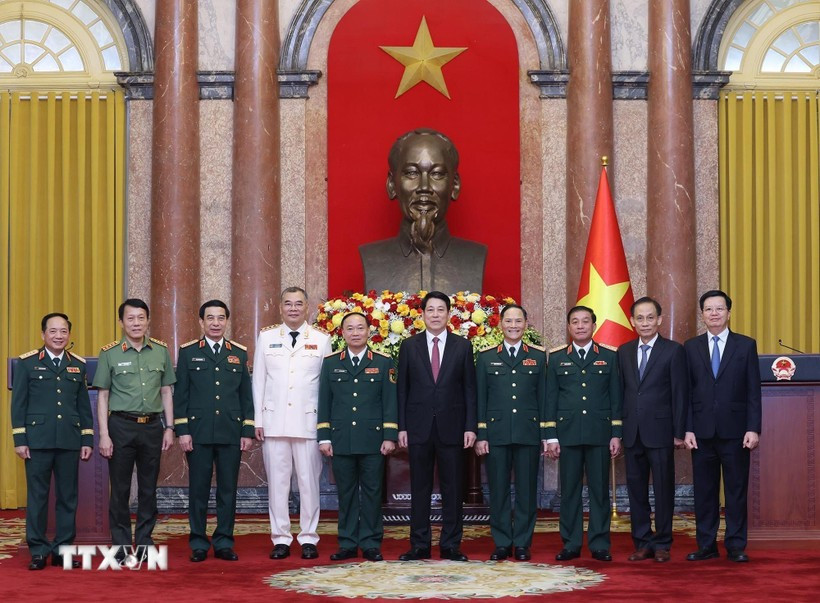 El presidente Luong Cuong, líderes del Partido y del Estado con camaradas ascendidos al rango de Teniente General. (Foto: Lam Khanh/VNA) ddchutichnuoc.jpg