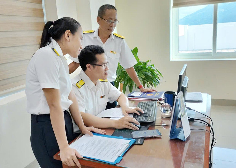 Cơ quan Thuế tỉnh kiểm tra, giám sát tình hình thực hiện nghĩa vụ thuế, phí khai thác tài nguyên khoáng sản của các DN trên môi trường điện tử. Ảnh: T.Sỹ 22t.jpg