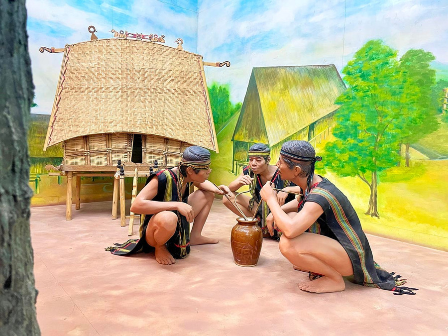 Khung cảnh buôn làng được mô phỏng sinh động trong không gian trưng bày. Ảnh: Phương Duyên them2-2.jpg