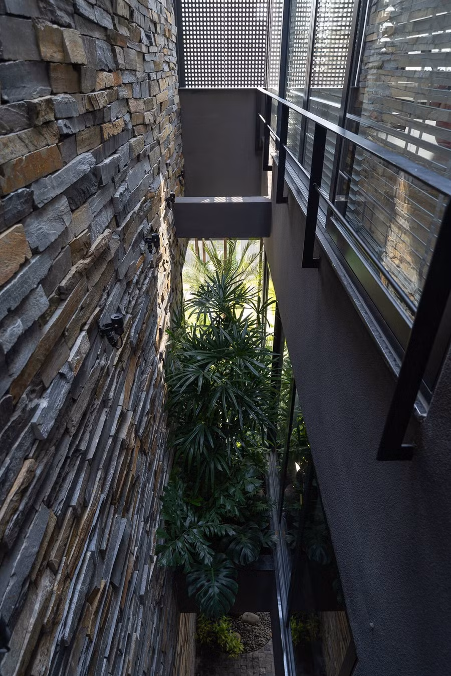 Hai giếng trời được bố trí trên cùng một trục giúp mọi ngóc ngách trong nhà đều được lấp đầy ánh sáng tự nhiên và gió mát, tạo cảm giác thông thoáng, dễ chịu.