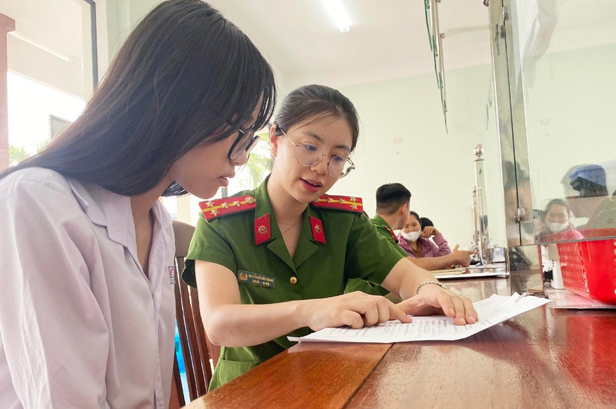 Cán bộ Tổ Cảnh sát khu vực thuộc Công an phường Quy Nhơn Nam hướng dẫn công dân thực hiện thủ tục hành chính. Ảnh: N.C them1.jpg
