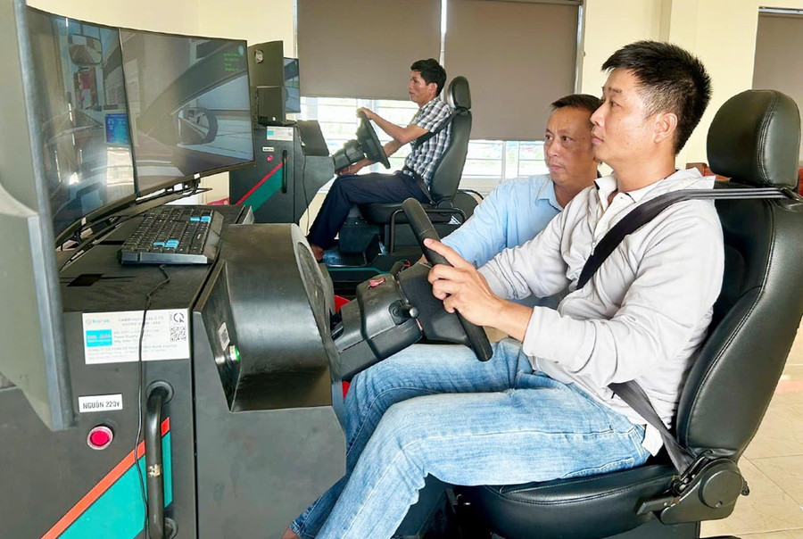 Học viên được hướng dẫn kỹ việc xử lý các tình huống phức tạp có thể xảy ra trên đường trên cabin xe mô hình. Ảnh: K.A bg-lay.jpg