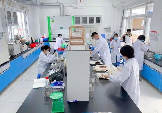 Nghiên cứu sinh tại nhiều trường ĐH được tạo điều kiện hấp dẫn như trở thành nghiên cứu viên của trường, ưu tiên tham gia đề tài, được trả lương hàng tháng, trở thành giảng viên với thu nhập cao. ẢNH: B.H Nghiên cứu sinh tại nhiều trường ĐH được tạo điều kiện hấp dẫn như trở thành nghiên cứu viên của trường, ưu tiên tham gia đề tài, được trả lương hàng tháng, trở thành giảng viên với thu nhập cao. ẢNH: B.H