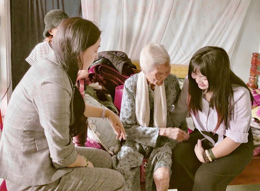 Chị Lê Thị Bích Vân (ngoài cùng bên phải) ân cần thăm hỏi mẹ Tám. Ảnh: ĐVCC 1dothao.jpg