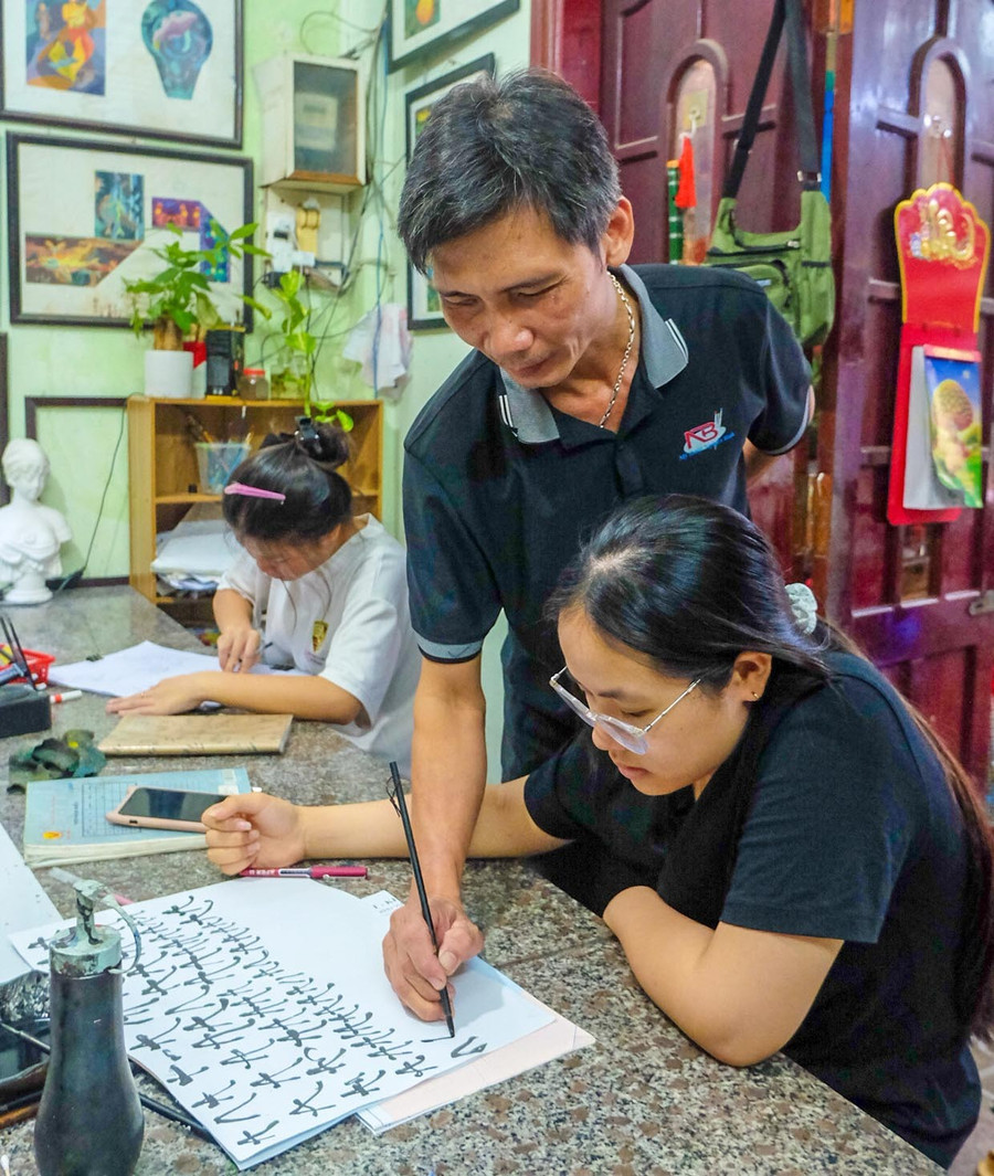 Artist Nguyen Binh Tuy guides students in practice. Photo: Ngoc Nhuan lay9-2.jpg