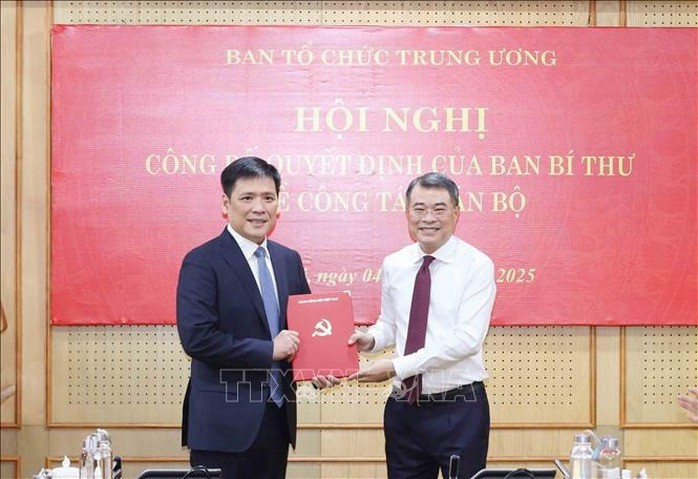 Ủy viên Bộ Chính trị, Bí thư Trung ương Đảng, Trưởng Ban Tổ chức Trung ương Lê Minh Hưng trao quyết định của Ban Bí thư cho ông Nguyễn Thanh Bình. Ảnh: TTXVN Ủy viên Bộ Chính trị, Bí thư Trung ương Đảng, Trưởng Ban Tổ chức Trung ương Lê Minh Hưng trao quyết định của Ban Bí thư cho ông Nguyễn Thanh Bình. Ảnh: TTXVN