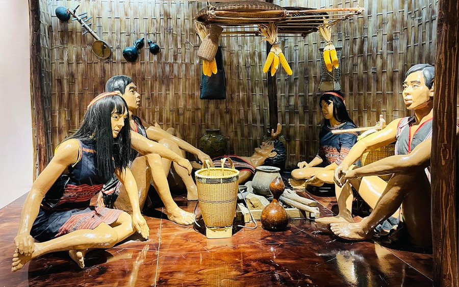 Một phần sinh hoạt văn hóa truyền thống được tái hiện trong Không gian văn hóa cồng chiêng Tây Nguyên tại Bảo tàng Pleiku. Ảnh: Phương Duyên them2-1.jpg