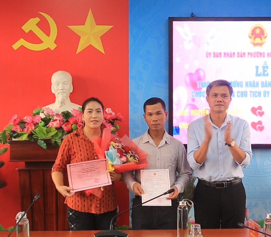 UBND phường Hoài Nhơn Đông trao giấy chứng nhận kết hôn và thư chúc mừng cho cặp đôi kết hôn có yếu tố nước ngoài đầu tiên của phường. Ảnh: Ánh Nguyệt 2them.jpg
