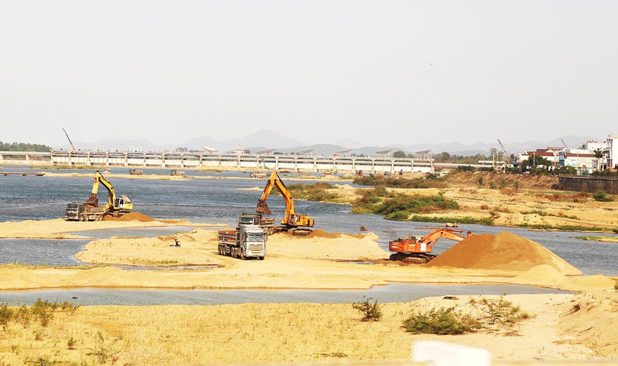 Mỏ cát xây dựng ở khu vực sông Kôn (thuộc địa bàn xã Tây Sơn) đã được tỉnh cấp phép khai thác. Ảnh: T.Sỹ 1bg.jpg