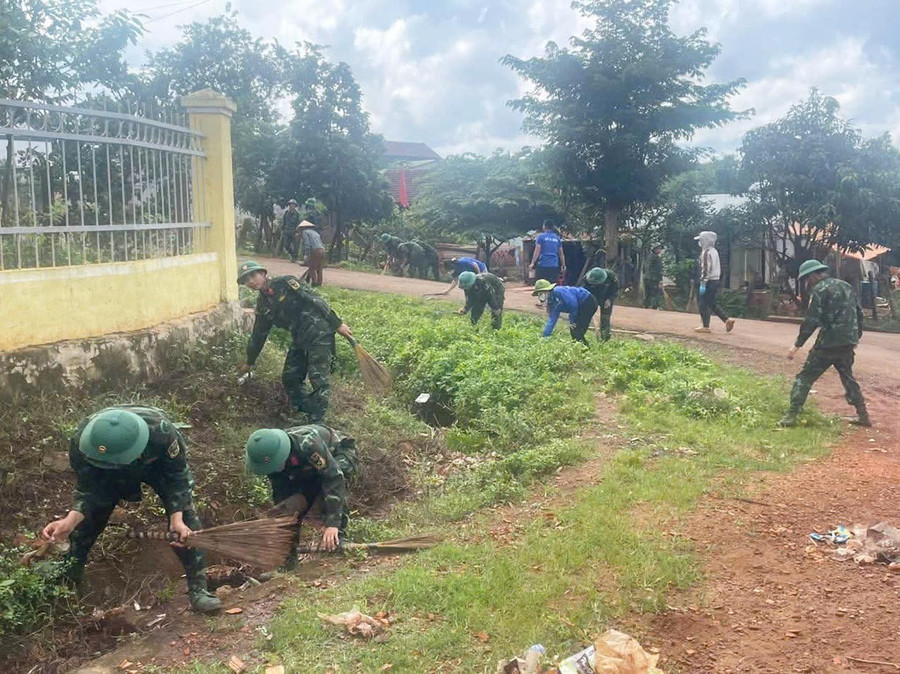 Cán bộ, chiến sĩ Tiểu đoàn Bộ binh 50 làm công tác dân vận. Ảnh: Vĩnh Hoàng them5-3-1.jpg