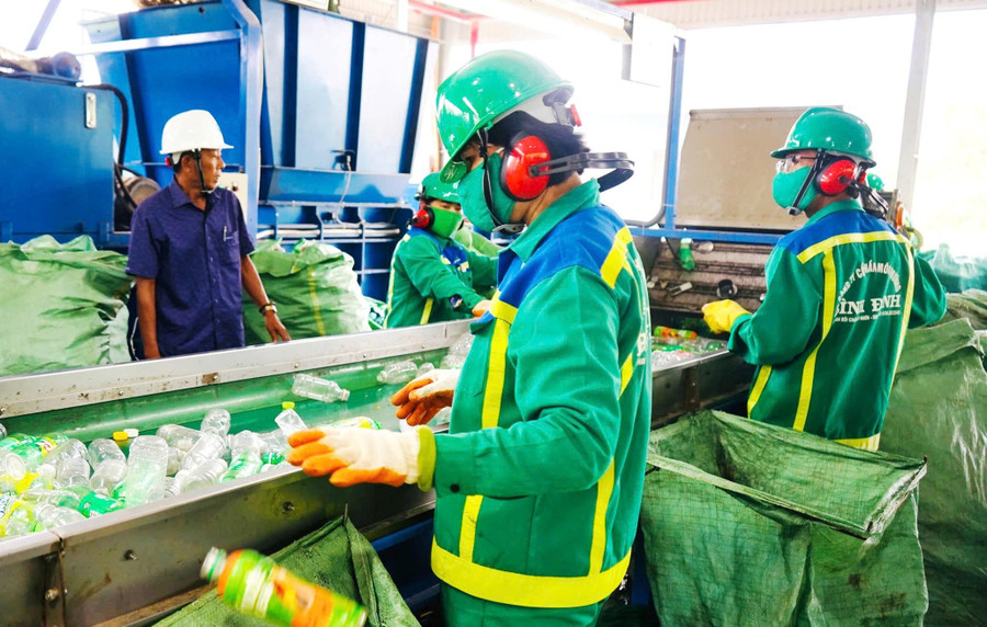 Công nhân Công ty CP Môi trường Bình Định phân loại nhựa phế liệu tại MRF để tiếp tục xử lý, tái chế. Ảnh: V.L 11.jpg