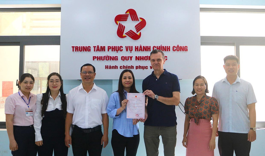 UBND phường Quy Nhơn Bắc trao giấy chứng nhận kết hôn cho chị Nguyễn Thị Huyền Nghĩa (quốc tịch Việt Nam) và anh Becouarn Stéphan (quốc tịch Pháp). Ảnh: Nguyễn Nguyệt them7-2.jpg
