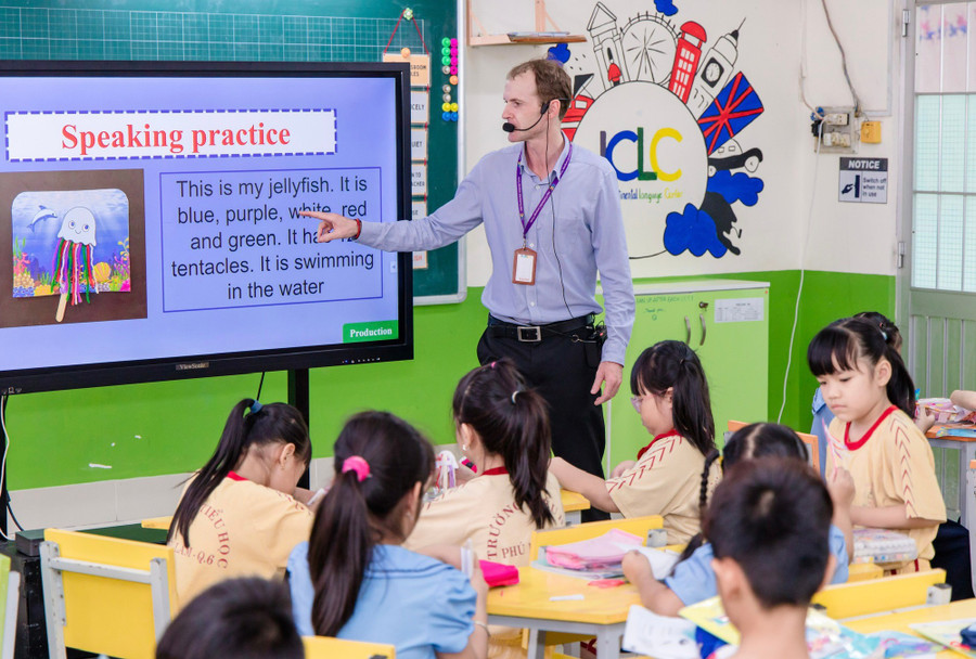 Người dạy phải có năng lực ngoại ngữ tối thiểu bậc 4 là quy định mới về dạy và học bằng tiếng nước ngoài áp dụng từ 25-9 (ảnh minh họa). nguoi-day2.jpg
