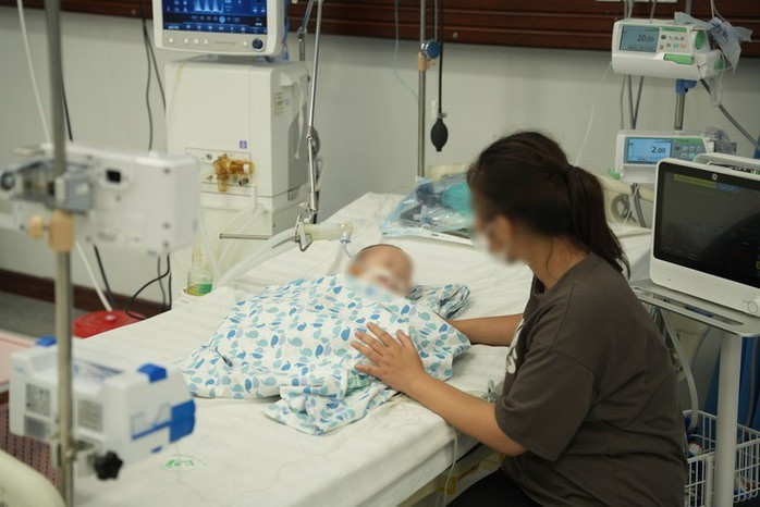 Bệnh nhi đang điều trị tích cực tại Bệnh viện Nhi Hà Nội. Ảnh: Thu Hà Bệnh nhi đang điều trị tích cực tại Bệnh viện Nhi Hà Nội. Ảnh: Thu Hà