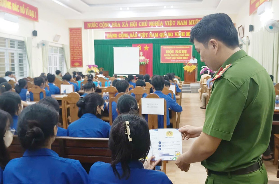 Lực lượng Công an chú trọng công tác tuyên truyền các thủ đoạn lừa đảo đến người dân thông qua các buổi họp. Ảnh: Kiều Anh them2-9053.jpg