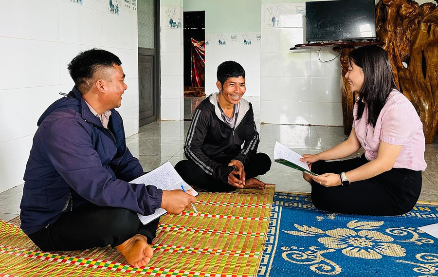 Nhờ nguồn vốn vay theo Nghị định số 28/2022/NĐ-CP, gia đình anh Rơ Lan Tuin (giữa, ở làng Ó, xã Ia Pia) đã xây dựng hoàn thiện ngôi nhà kiên cố, khang trang. Ảnh: D.Đ Nhờ nguồn vốn vay theo Nghị định số 28/2022/NĐ-CP, gia đình anh Rơ Lan Tuin (giữa, ở làng Ó, xã Ia Pia) đã xây dựng hoàn thiện ngôi nhà kiên cố, khang trang. Ảnh: D.Đ