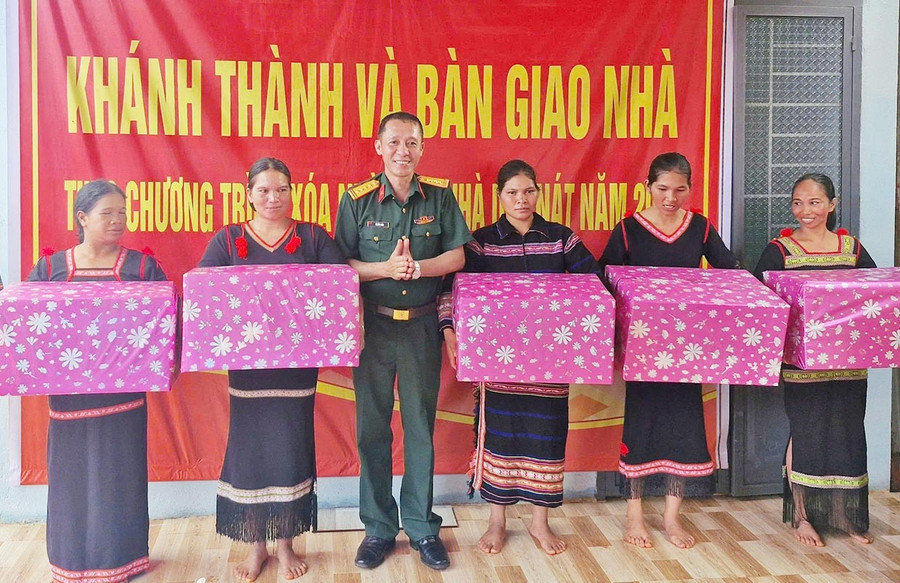 Công ty Bình Dương tặng quà cho các hộ dân có hoàn cảnh khó khăn. Ảnh: Vĩnh Hoàng them5-2.jpg