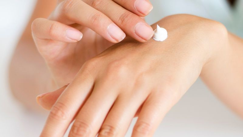 Đình chỉ, thu hồi toàn quốc Gel Promed bôi mụn trứng cá, ngừa sẹo (ảnh minh họa). boi-kem.jpg