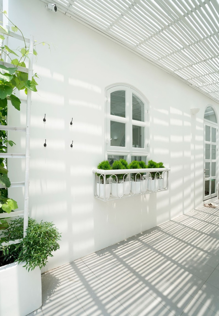 Ánh sáng xuyên qua hệ lam chắn nắng tạo nên hiệu ứng bóng đổ đặc sắc trên nền gạch. Ánh sáng xuyên qua hệ lam chắn nắng tạo nên hiệu ứng bóng đổ đặc sắc trên nền gạch.