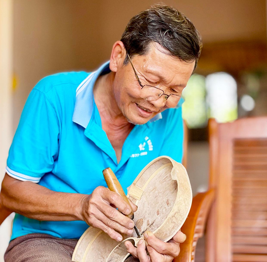 Ông Vũ Văn Tam Lang cặm cụi chế tác chiếc đàn violon thứ 50. Ảnh: Phương Duyên a2.jpg
