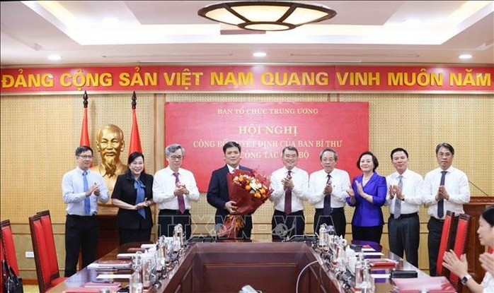 Các lãnh đạo Ban Tổ chức Trung ương tặng hoa chúc mừng ông Nguyễn Thanh Bình Các lãnh đạo Ban Tổ chức Trung ương tặng hoa chúc mừng ông Nguyễn Thanh Bình