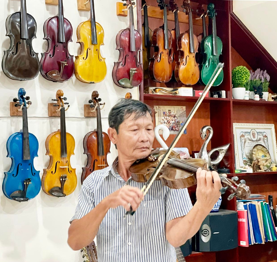 Con người nghệ sĩ bên trong ông Tam Lang “trở lại” sau hàng chục năm bận rộn mưu sinh. Ảnh: Phương Duyên a1chot.jpg