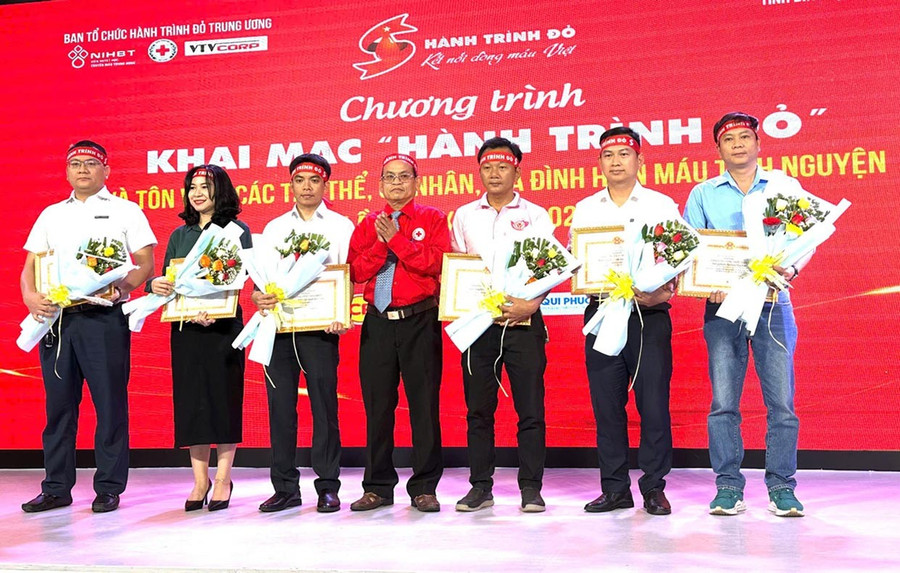 Ông Hà Văn Cát-Chủ tịch Hội CTĐ tỉnh, tại chương trình khai mạc “Hành trình đỏ” và tôn vinh các tập thể, cá nhân, gia đình hiến máu tình nguyện năm 2025. Ảnh: ĐVCC chot-1bg.jpg