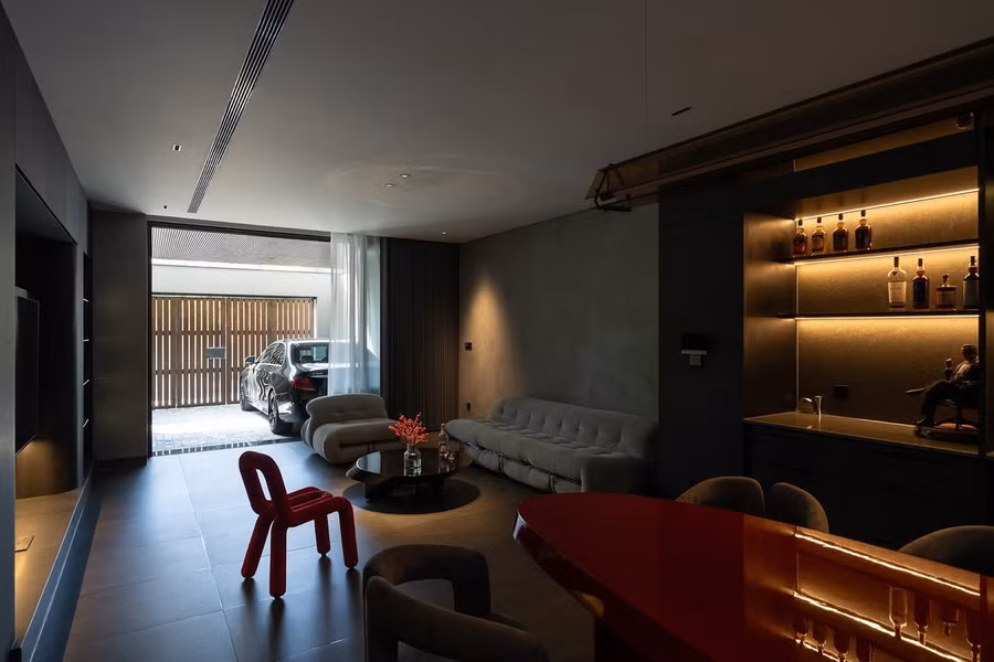 Màu đen chủ đạo khiến ngôi nhà trở nên sang trọng và có phần bí ẩn.