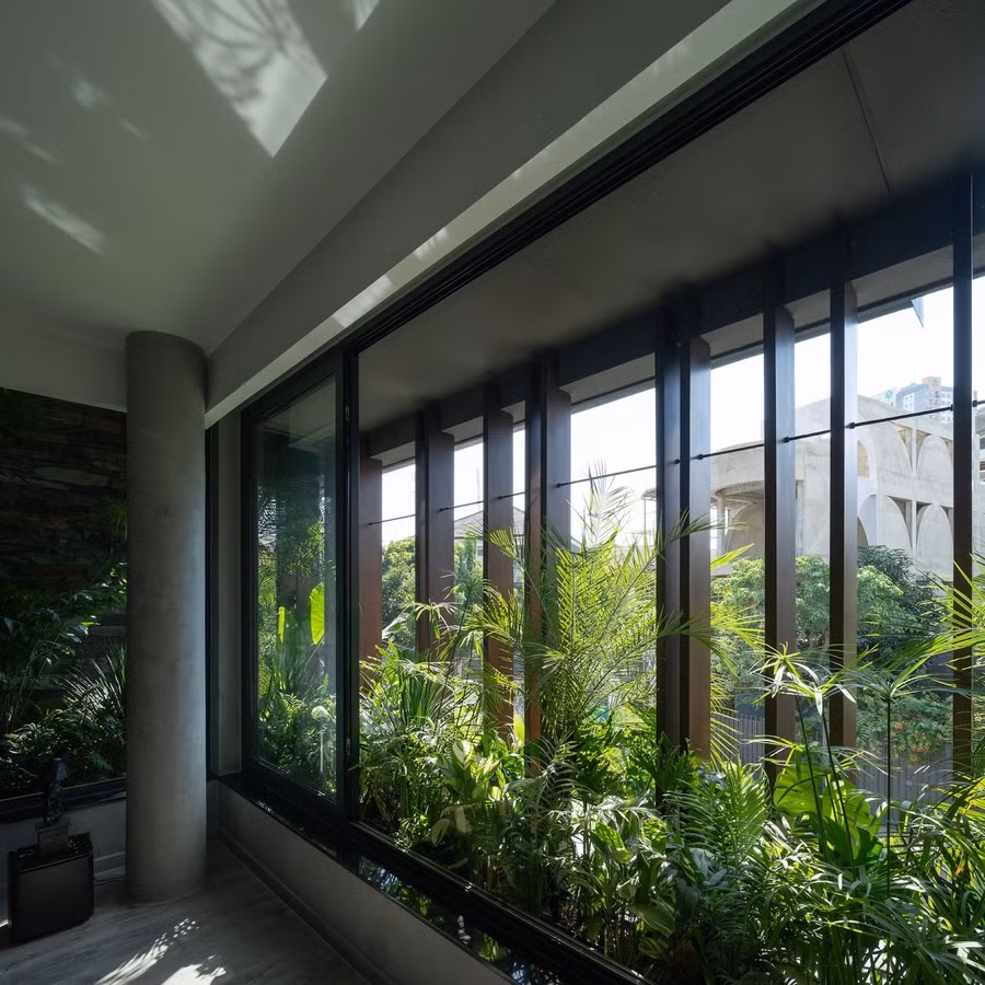 "Bức tường xanh" giúp tránh ánh nắng trực tiếp, tạo cảm giác thông thoáng cho ngôi nhà.