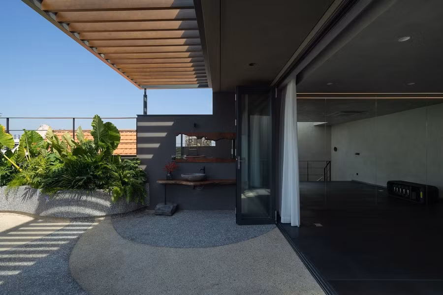 Khoảng sân trên ngập tràn ánh sáng tự nhiên và cây xanh