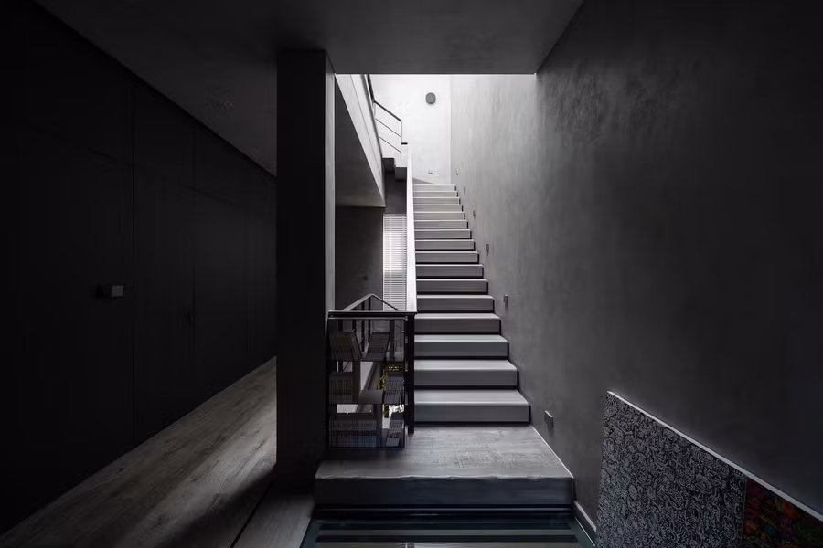 Chân cầu thang được thiết kế với một kệ sách nhỏ.