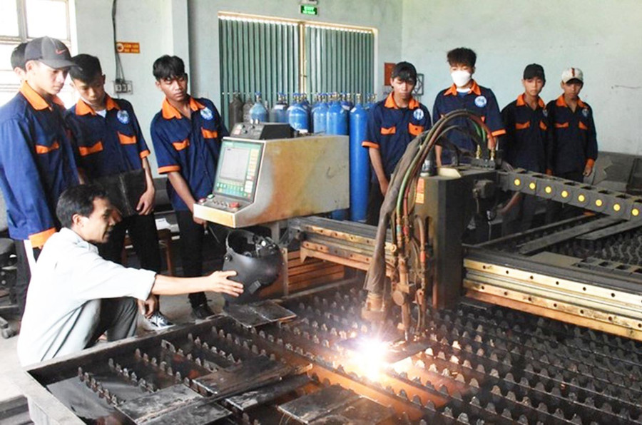 Học sinh Trường CĐ Gia Lai học nghề cắt gọt kim loại. Ảnh. Đ.Y them3.jpg
