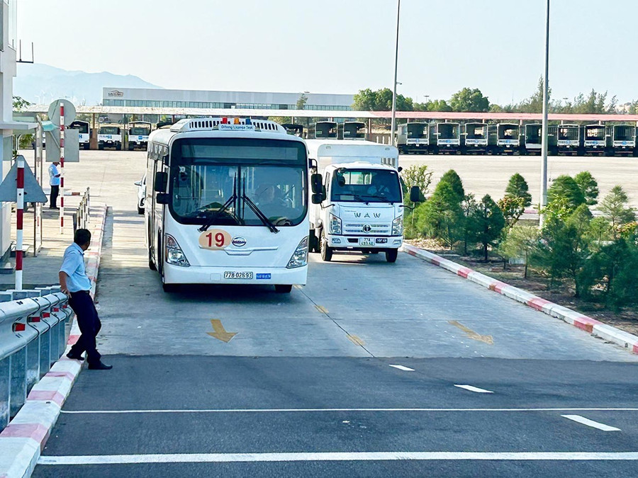 Một số tình huống cụ thể như lên dốc có sương mù, đường xấu đang được Trung tâm Đào tạo nghiệp vụ GTVT Bình Định (phường Quy Nhơn Đông) trang bị kỹ cho học viên. Ảnh: K.A 2them.jpg