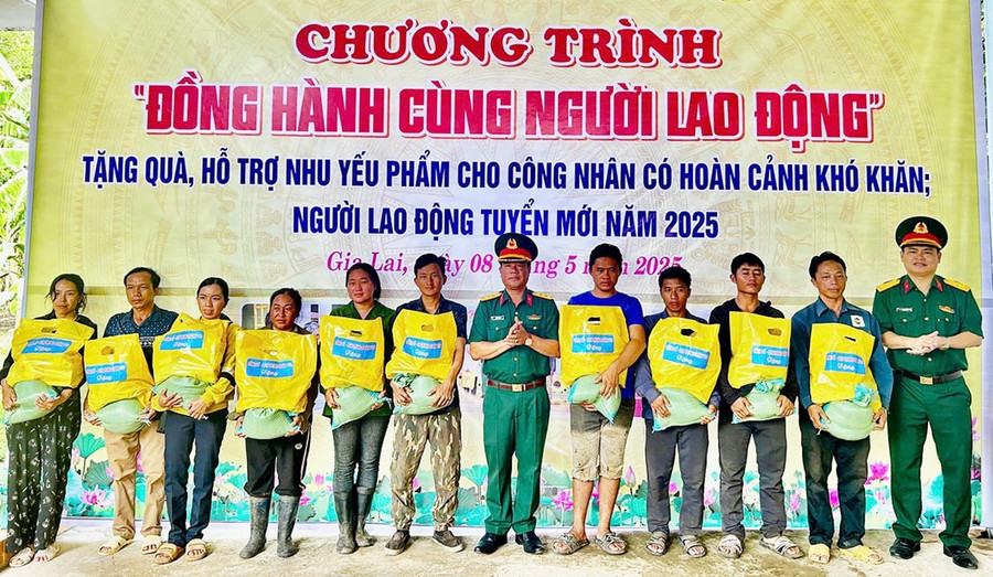 Trung đoàn Kinh tế-Quốc phòng 710 tặng quà cho người dân có hoàn cảnh khó khăn. Ảnh: Vĩnh Hoàng 5-1-lay.jpg