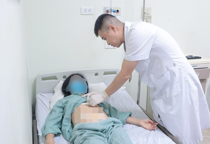 Bác sĩ kiểm tra sức khoẻ cho người bệnh sau phẫu thuật. Ảnh: Thanh Xuân benhnhan.jpg