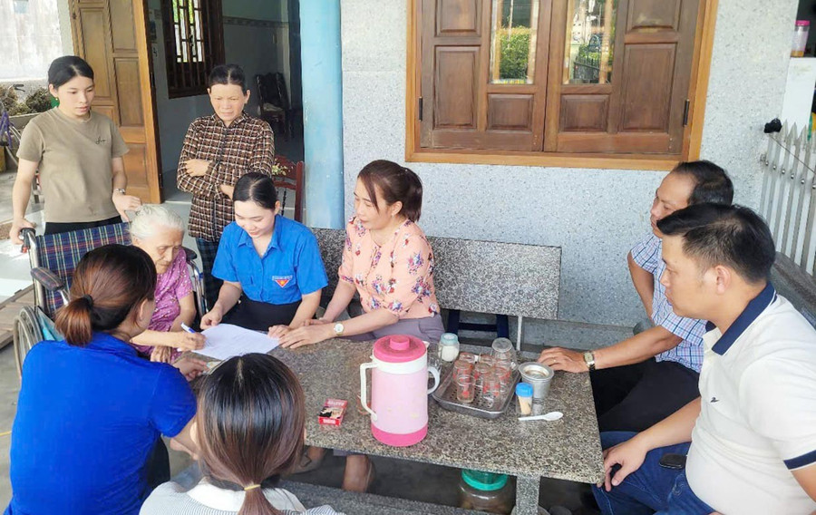 Công chức, chuyên viên Trung tâm Phục vụ hành chính công, Chi hội Phụ nữ, ĐVTN phường Hoài Nhơn Bắc làm thủ tục hành chính tại nhà cho bà Trần Thị Thâu. Ảnh: Quang Hải lay7-1.jpg