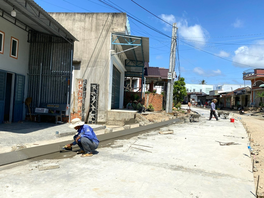 Đơn vị thi công khẩn trương hoàn thành những cộng đoạn cuối để đưa công trình đường Nguyễn Nhạc vào sử dụng trong tháng 8 này. Ảnh: Ngọc Minh themnm.jpg