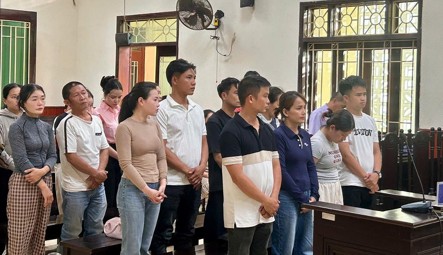 Các bị cáo thừa nhận chính sự thiếu cảnh giác, hám lợi của mình khiến bản thân phạm tội. Ảnh: K.A 1bg-6078.jpg