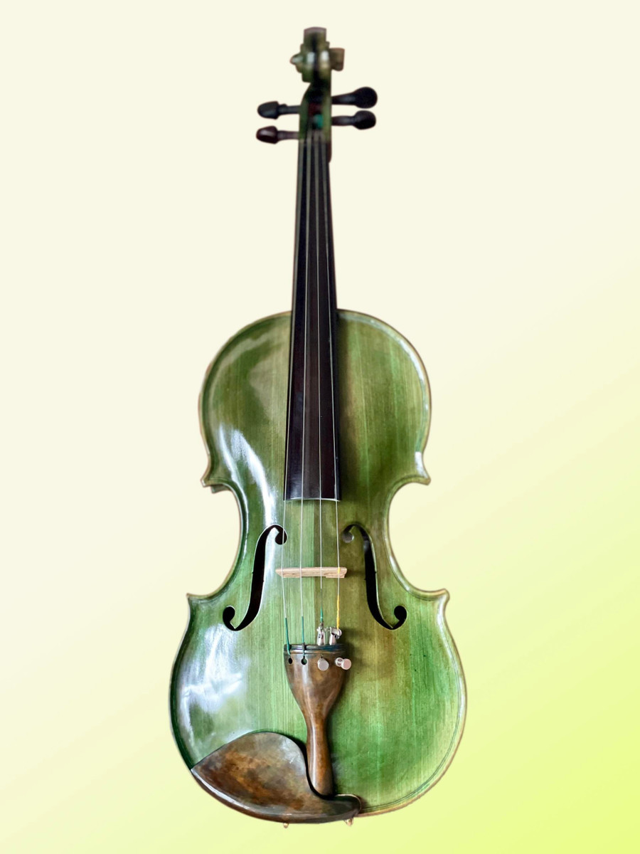 Cây đàn violon thứ 50 vừa được ông Vũ Văn Tam Lang hoàn thiện. Ảnh: Phương Duyên them-55.jpg