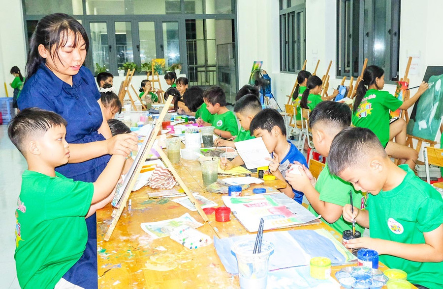 Children express their innocent perspective through each painting in teacher Le Thi Thao's class. Photo: Ngoc Nhuan them4.jpg
