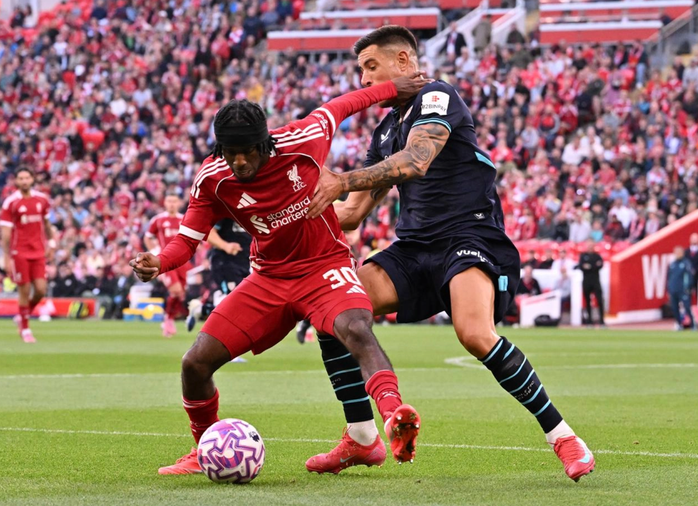 Jeremie Frimpong đầy sức mạnh ở hành lang trái Jeremie Frimpong đầy sức mạnh ở hành lang trái