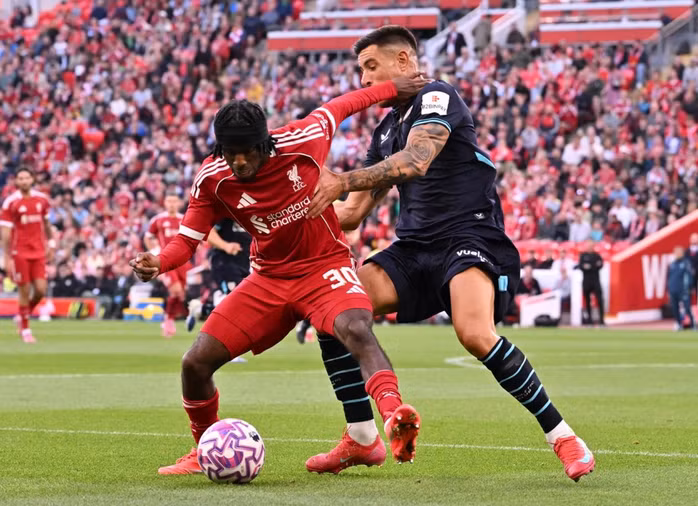 Jeremie Frimpong đầy sức mạnh ở hành lang trái