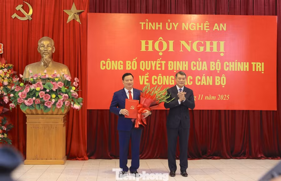 Ủy viên Bộ Chính trị, Bí thư Trung ương Đảng, Trưởng ban Tổ chức T.Ư Lê Minh Hưng tặng hoa chúc mừng tân Bí thư Tỉnh ủy Nghệ An Nguyễn Khắc Thận.